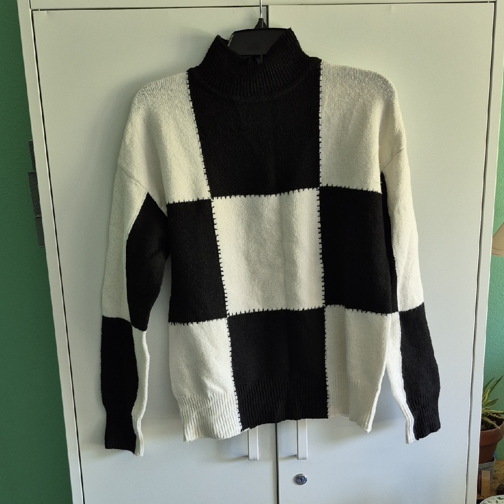Black and White‎ Checkered Women's Sweater